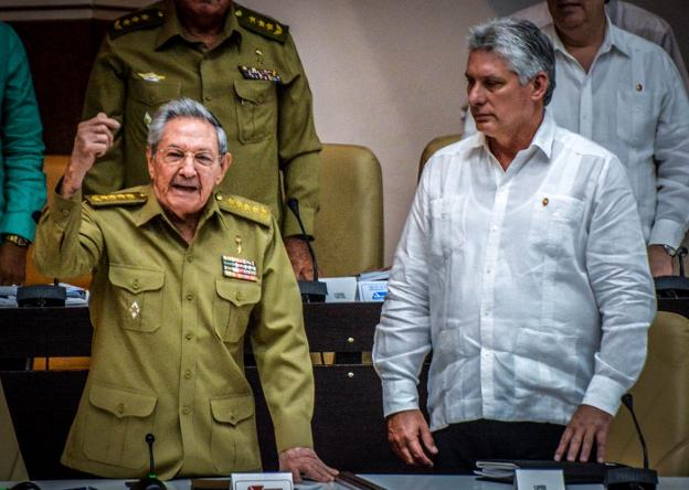 Raúl Castro y Miguel Díaz-Canel, en una sesión del Parlamento sobre las reformas económicas. :: alexandre grosbois / afp/
