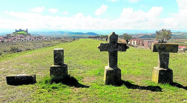 Estado actual de las tres cruces de El Calvario tras el ataque, con la fortaleza al fondo. :: l.r./