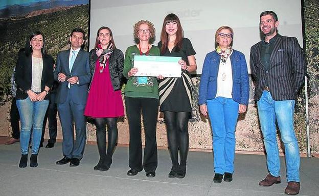 El IESComercio se alzó con el premio al mejor centro de esta edición de STARTinnova. /Antonio Díaz Uriel