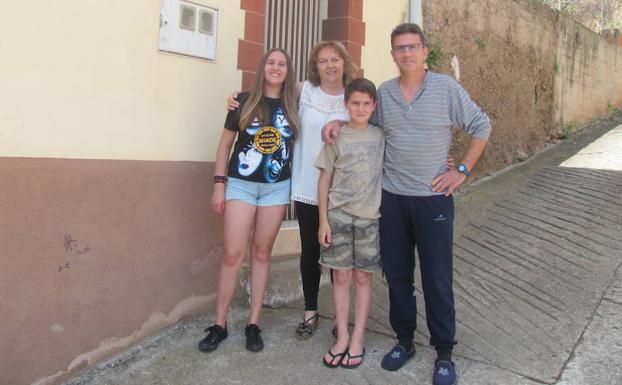 Flor, Manuel y sus hijos Saray y Saúl, en su casa de Badarán. 