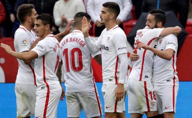 Banega condujo al Sevilla a la cima de La Liga Banega condujo al Sevilla a la cima de La Liga