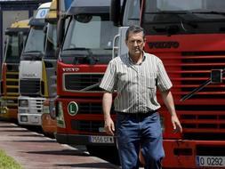 El presidente de la Unión Independiente de Transportistas Autónomos, UITA, José Fernández, en un centro de transporte de Oviedo, donde ha confirmado que los camioneros asturianos partirán hacia Madrid en señal de protesta por la falta de respuesta del Gobierno ante la situación del sector. /EFE/