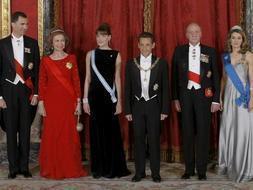 Los Reyes y los Príncipes posan junto al matrimonio Sarkozy antes de la cena de gala. / Efe/
