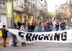 Activistas contra el fracking en una concentración. / Archivo/