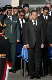 El Presidente del Gobierno recibe el féretro del guardia civil asesinado por ETA. / PEDRO ARMESTRE-AFP/