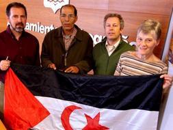 Oestreicher ofreció una rueda de prensa, acompañado del concejal de Deportes del Ayuntamiento de Logroño, Atilano de la Fuente, y del delegado de la Asociación de Amigos de la República Sharaui Democrática en La Rioja, Ahmed Salek, para presentar la marcha. /ENRIQUE DEL RÍO/