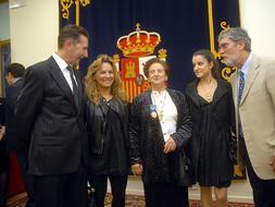 Ovidia de Francisco comparte la Medalla con su familia y con las mujeres luchadoras