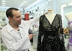 Chema Fernández enseña dos trajes de Paloma San Basilio // SONIA TERCERO/