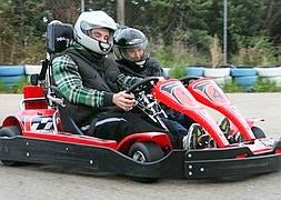 Uno de los jóvenes, ayer en el kart, acompañado de su monitora. /SONIA TERCERO/