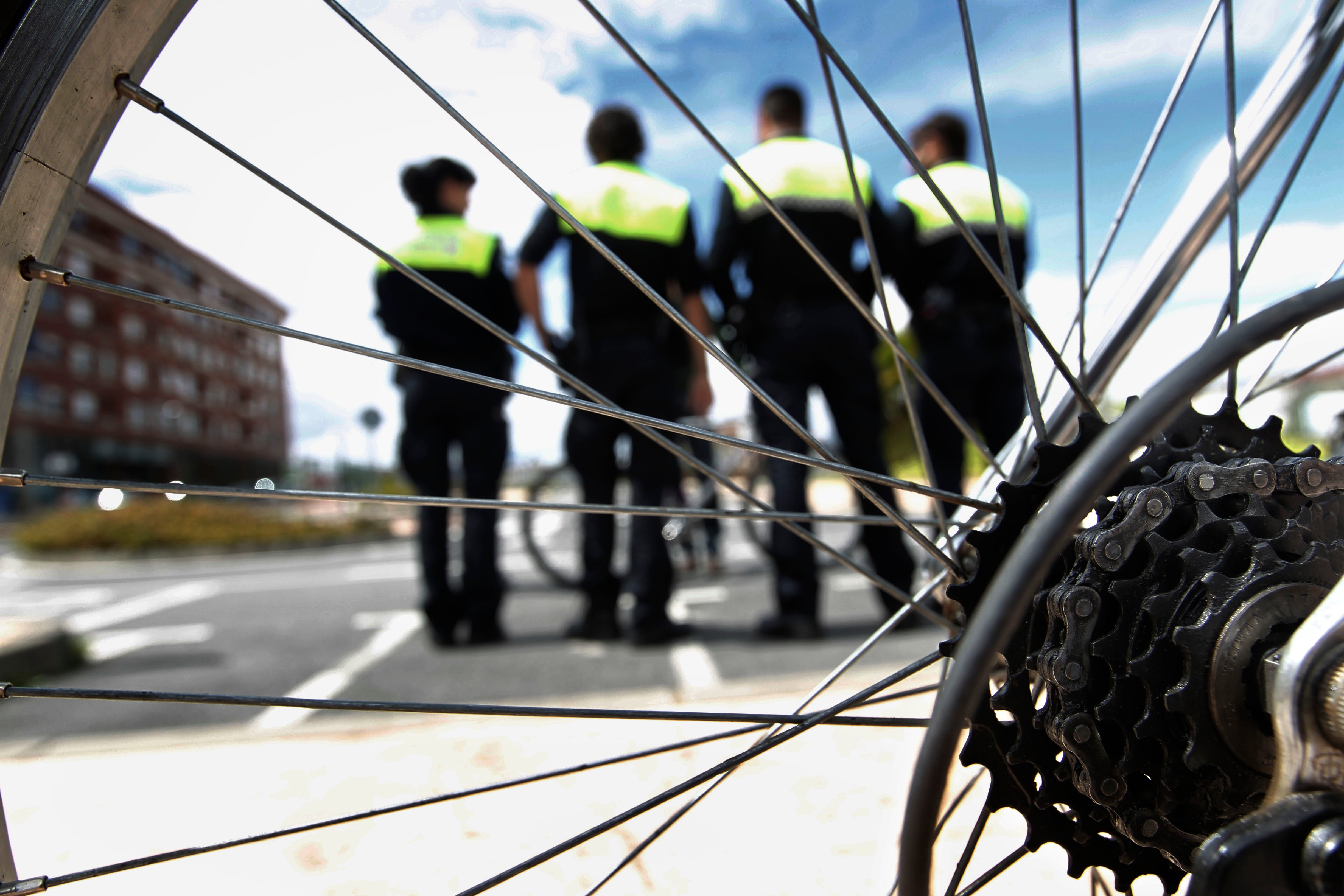 Agentes municipales que patrullarán en bicicleta a partir de unos días, ayer, en el Parque de Tráfico. /JUSTO RODRÍGUEZ/
