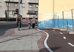 Imagen del carril bici de la avenida de Lobete junto a la rotonda de Eliseo Pinedo./A. CENICEROS/