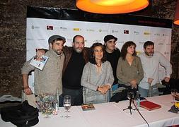 Los miembros del jurado -Unax Ugalde, Ana Díez, Diego Pérez, Marta Belaustegui y Jorge Coira-, junto a Karra Elejalde. :: E.P./