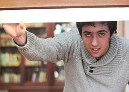 Héctor Gutiérrez, en la biblioteca del IES Sagasta. :: SONIA TERCERO/