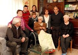 Patxi, Feli, Aimar, Nerea, María José, Nieves, Ángel y Feli rodean a Benita, ayer en su domicilio de Oyón. :: MIGUEL HERREROS/