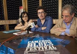 Iratxe Palacio, Tomás García y José Luis Fernández, en la presentación del festival junto a la mascota 'Bluesy'. :: SONIA TERCERO/