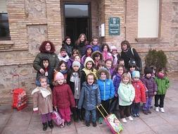 Alumnos que acuden este curso a la escuela de Medrano, con sus profesoras, en las puertas del centro. :: P. H./