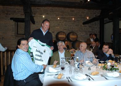 Bertín Osborne bromea con José Campos y otros invitados, ayer en su bodega de Ollauri. / C. V./