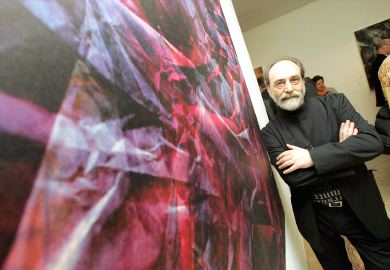 Demetrio Navaridas posa junto a una de sus obras de la exposición 'Tras' en la Galería Pedro Torres. / JONATHAN HERREROS/