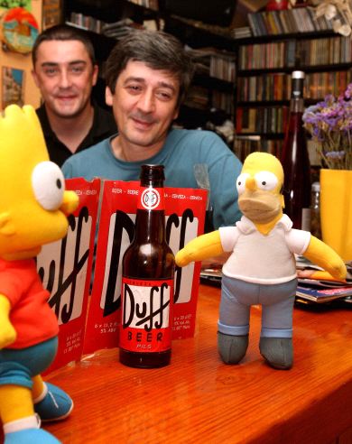 Un botellín, esperando clientes en la barra del Fax./E. DEL RÍO/