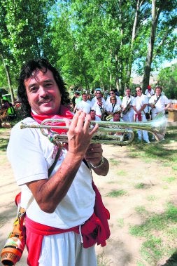 Makoki sostiene su trompeta; detrás espera el grupo Vela. /ENRIQUE DEL RÍO/