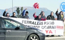 Los trabajadores de Ferrallas Haro cortaron el acceso a la planta para protestar por su situación laboral. / JUSTO RODRÍGUEZ/