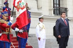 Alan García explica a los peruanos, en el patio del Palacio de Gobierno, la decisión de llevar el contencioso ante la CIJ. / EFE/