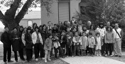 El consejero de Educación, acompañado por el resto de invitados, posó con los alumnos./