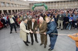 El presidente Pedro Sanz, José María Pancorbo (Grupo de Empresas Pancorbo), Pedro López (presidente del Centro Riojano de Madrid) y José Antonio Álvarez de Eulate (Adonar) dan la salida./ J. HERREROS/