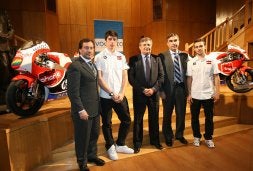 Sito Pons, su hijo Axel, Román Rodríguez (MMT Seguros), Iñaki Arechabaleta (Vocento) y Héctor Barberá. / E. AGUDO/