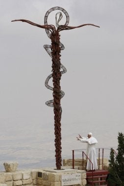 El Papa saluda desde el memorial situado en el monte Nebo. / REUTERS/
