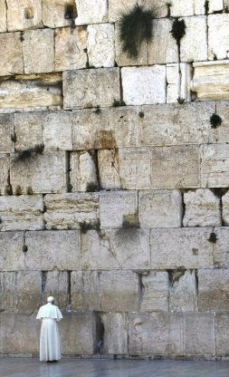 El Papa reza en el Muro de las Lamentaciones. / AFP/
