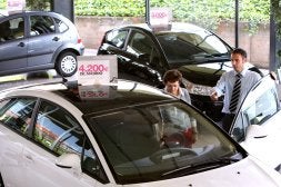 Uno de los vendedores de Auto Iregua, concesionario oficial de Citroën, atiende a una cliente en la tarde de ayer. /ENRIQUE DEL RÍO/
