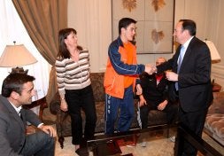 Pedro Sanz saluda a Javier Uriarte, al que entregó un trofeo por su título nacional./