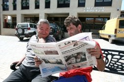 Marcelino y José Manuel leen en Diario LA RIOJA la noticia de la autorización de Madrid para la realización de los sondeos. /DÍAZ URIEL/