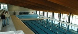 El concejal de Deportes y el responsable del proyecto guiaron ayer la visita por las nuevas piscinas climatizadas. / C. V./