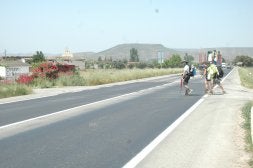 Los peregrinos deben cruzar con muchas precauciones ante el intenso tráfico rodado. / P. J. P./