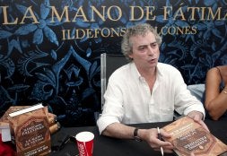 Ildefonso Falcones acaparó ayer la atención de la Feria del Libro de Madrid./
