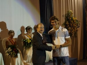 Fernando Llorente recibe una placa de manos del alcalde de Rincón de Soto. / M. FÉLEZ/