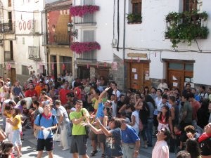 Decenas de vecinos y visitantes disfrutaron a mediodía de ayer del chupinazo. /E. P./