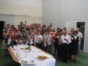 La visita a cada trujal es sabrosa, como las pringadas que saborearon los participantes ayer en el 5 Valles de Arnedo. /E.P./