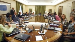 Zapatero preside el 13 de agosto el Consejo de Ministros en el que se aprobó la medida de los 420 euros. / EFE/