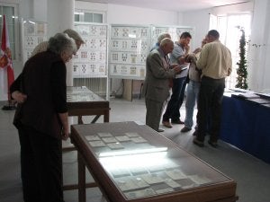Numerosos visitantes conocieron detalles y curiosidades históricas que guardan los sellos y monedas. / E. P./