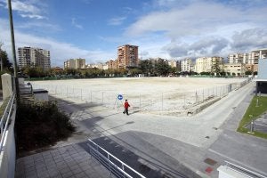La explanada resultante ha quedado perfectamente allanada a la espera del inicio de la edificación del nuevo complejo sanitario. / JUSTO RODRÍGUEZ/
