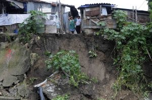 Un grupo de salvadoreños observa los daños del 'Ida'./ REUTERS/