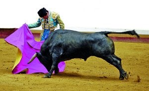 COMPÁS. Diego Urdiales a la verónica en Illumbe ante un victorino. El riojano se ha llevado el premio al toreo de capa de esta feria. :: CARMELO BAYO/