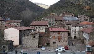 Panorámica del municipio, con detalle de la parabólica en la vivienda de Encarnación al fondo. :: DÍAZ URIEL/