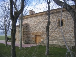 Torreón del castillo de Leiva, exterior de la ermita de la Virgen Peregrina (derecha) e imagen de la misma (abajo). ::
A. URBINA/