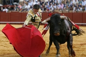 El diestro Diego Urdiales durante la faena con la muleta a su primer astado, de la ganadería del Conde de la Maza. :: EFE/