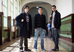Luis, Cristian y Diego, en los pasillos del IES Sagasta, donde estudian. ::
JUSTO RODRÍGUEZ/