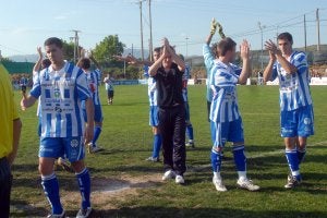 Los jugadores de la Oyonesa aplaudieron al final del partido a sus seguidores, que apoyaron en todo momento, a pesar de no poder conseguir el ascenso. :: ALFREDO IGLESIAS/